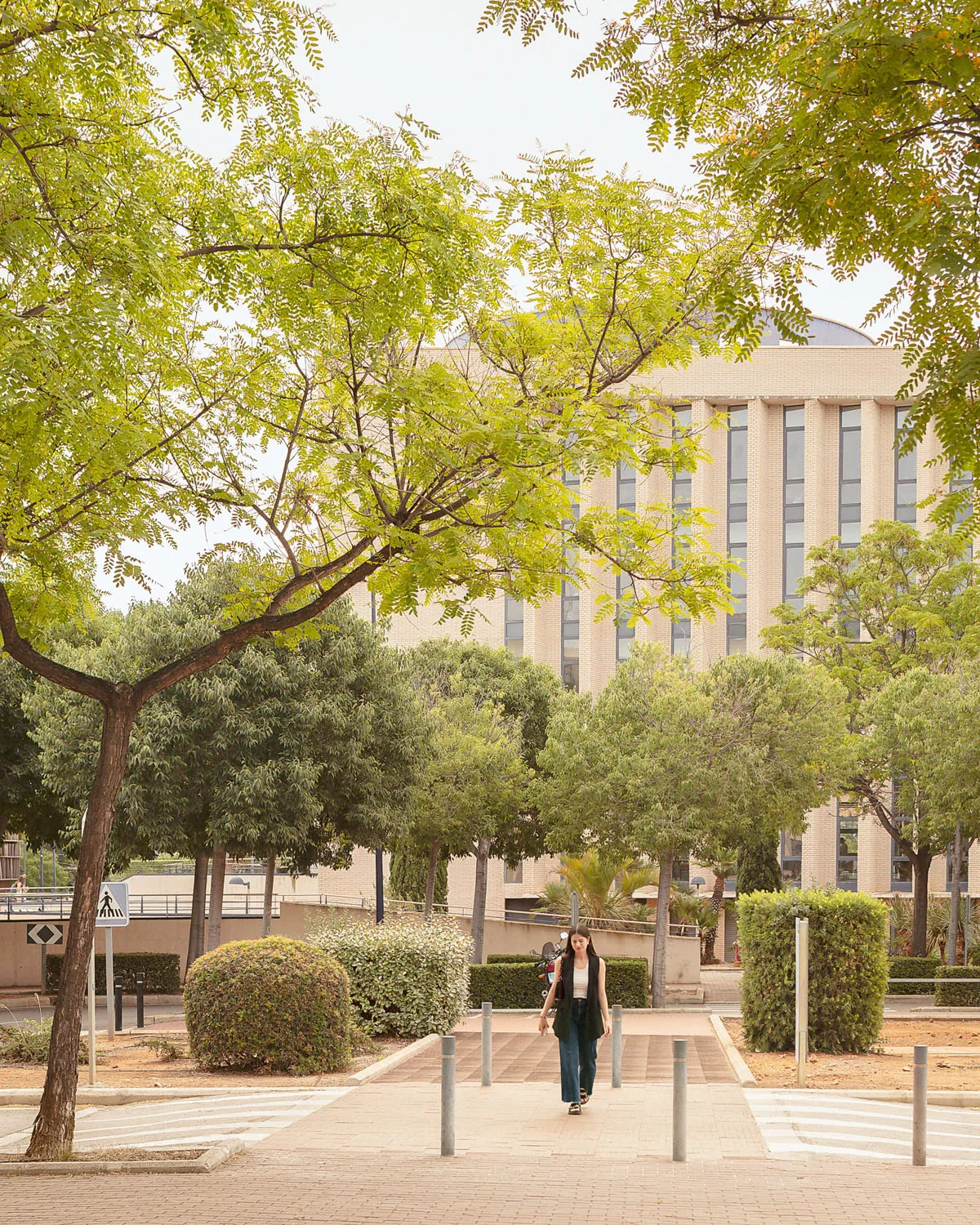 Pavimento cerámico permeable Drainker en un entorno urbano con vegetación