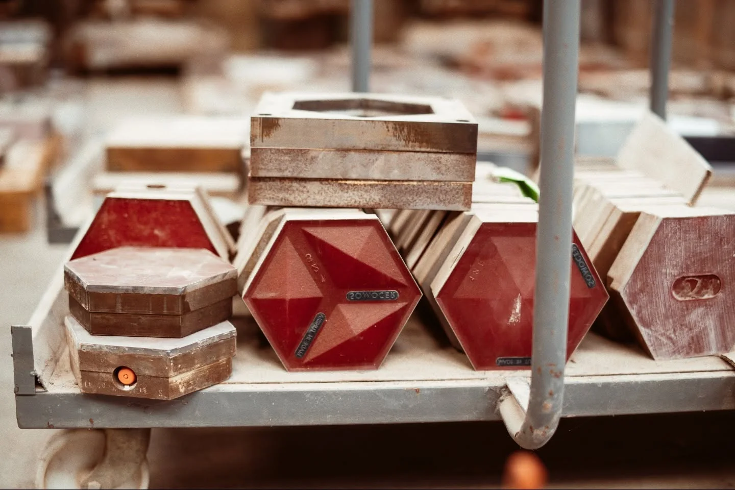 Moldes de bizcocho cerámico en la fábrica de Hermanos Llansola